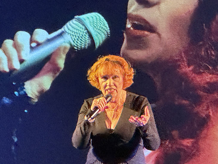 Sarah Laux begeisterte am 26.02.2024 im Silbersaal des Deutschen Theater die Gäste (©Foto: Martin Schmitz)